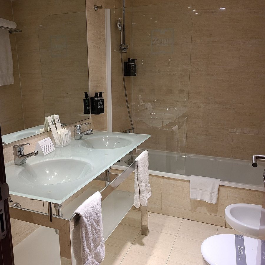 Hotel Zenit Barcelona Barcelona Catalonia — Bathroom