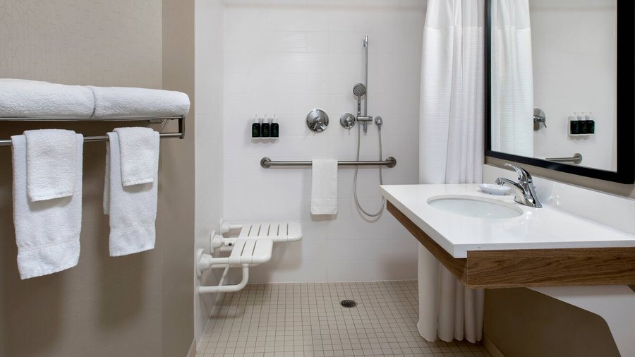 Hotel Zero Degrees Danbury — Bathroom