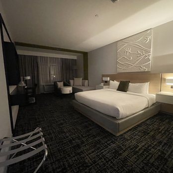 Hotel Zero Degrees Danbury — Guest room