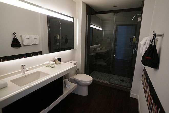Hotel Zetta — Bathroom