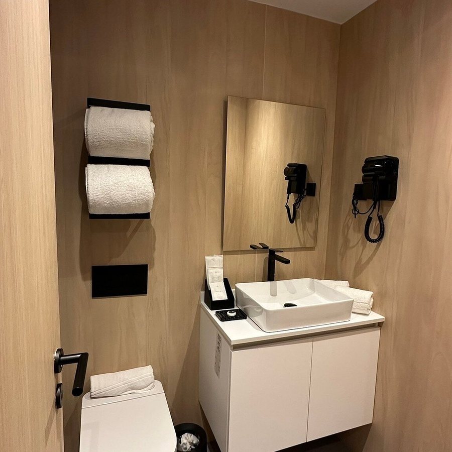 Hotel101 Madrid — Bathroom