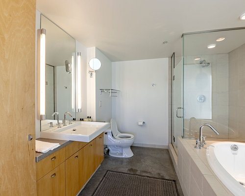 HotelVetro Iowa City Tapestry Collection by Hilton — Bathroom