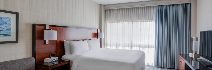 Houston Airport Marriott at George Bush Intercontinental — Guest room