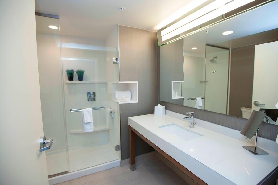 Houston Marriott North — Bathroom
