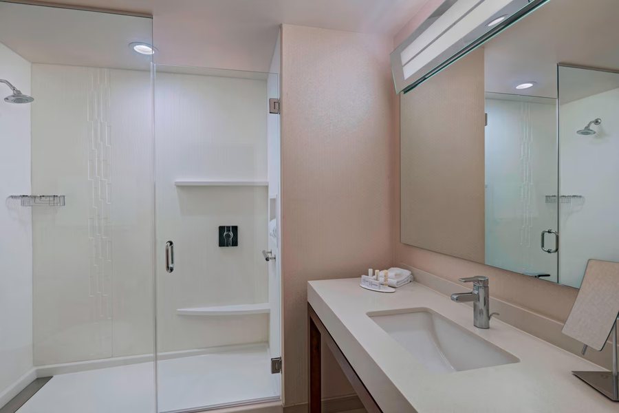 Houston Marriott Sugar Land — Bathroom