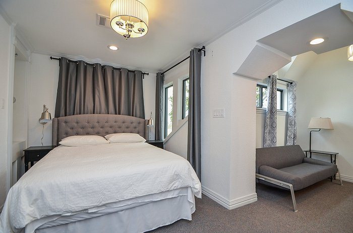 Houston Towers — Guest room