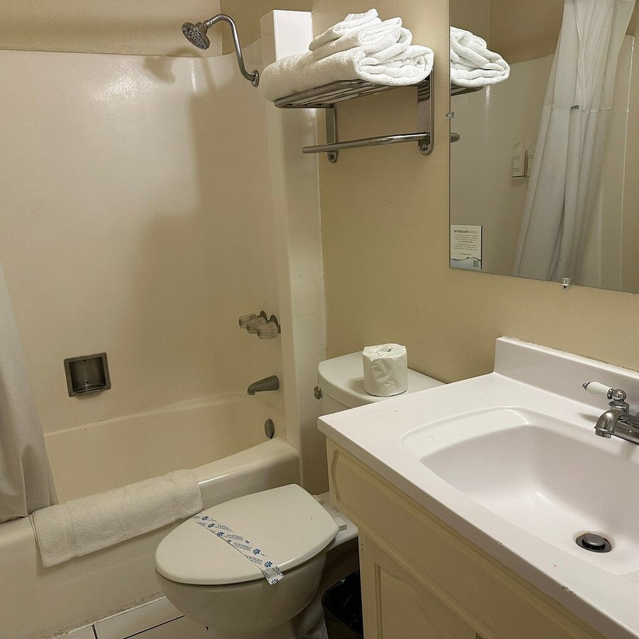 Howard Johnson Berkeley — Bathroom