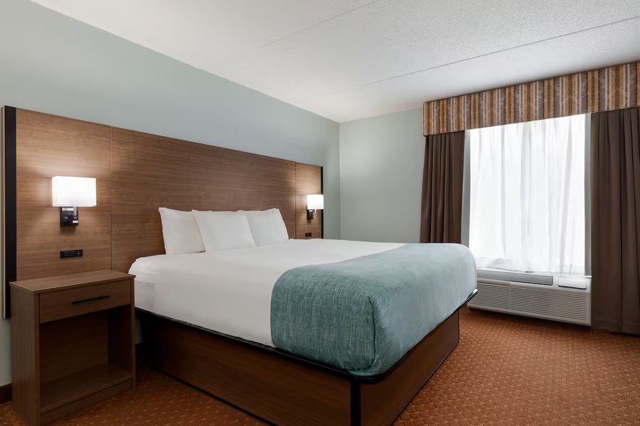 Howard Johnson by Wyndham Airport — Guest room