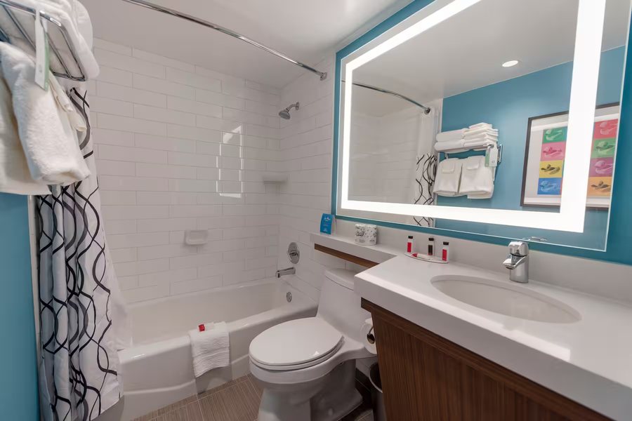 Howard Johnson by Wyndham Anaheim Hotel and Water Playground Anaheim California — Bathroom
