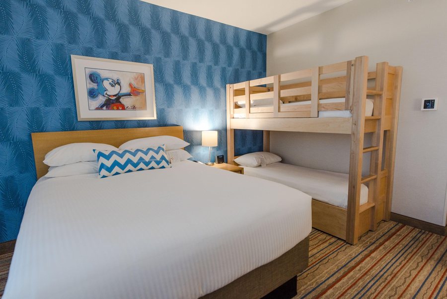 Howard Johnson by Wyndham Anaheim Hotel and Water Playground Anaheim California — Guest room