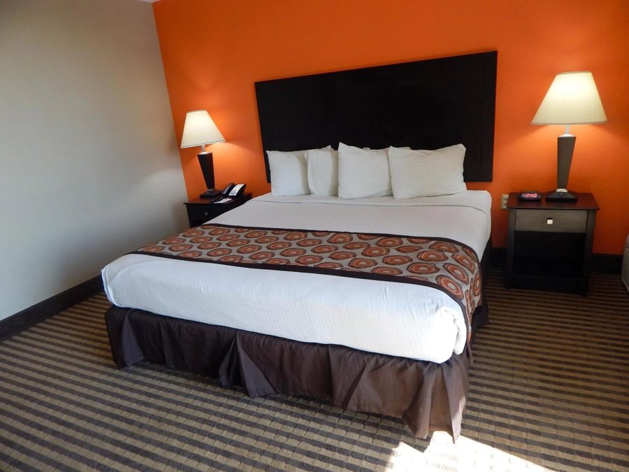 Howard Johnson by Wyndham Arlington Ballpark — Guest room