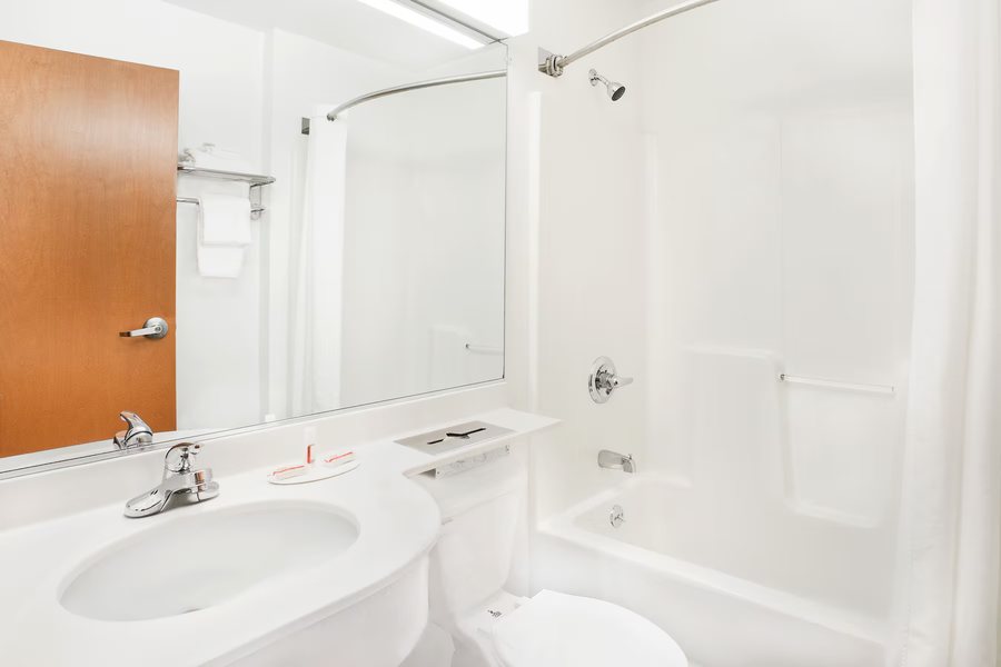 Howard Johnson by Wyndham Beckley — Bathroom
