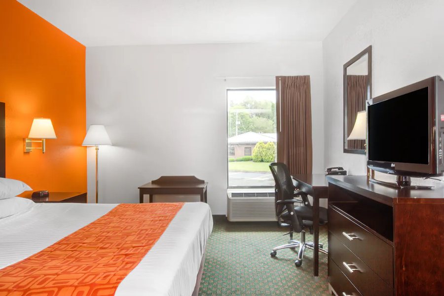 Howard Johnson by Wyndham Beckley — Guest room