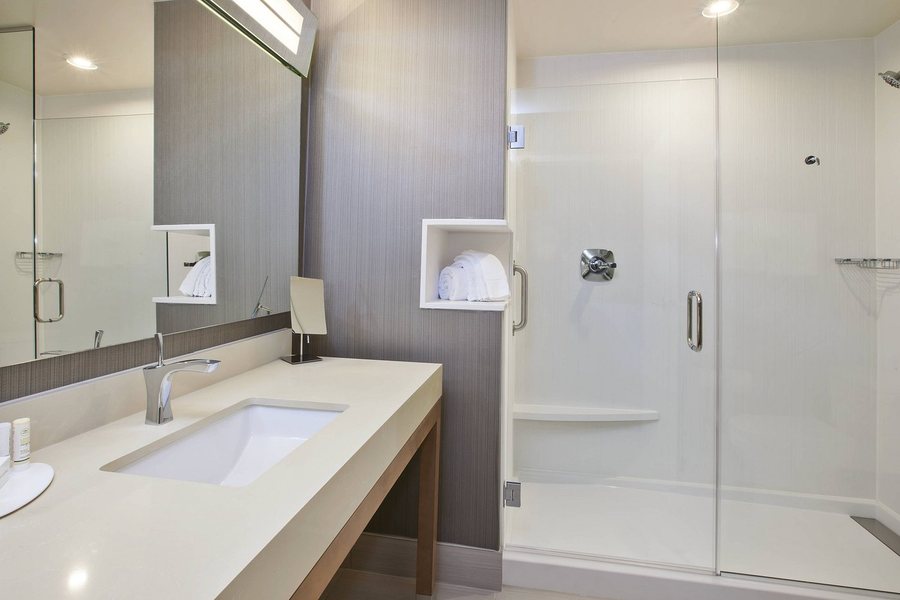 Howard Johnson by Wyndham Benton Harbor St Joseph — Bathroom