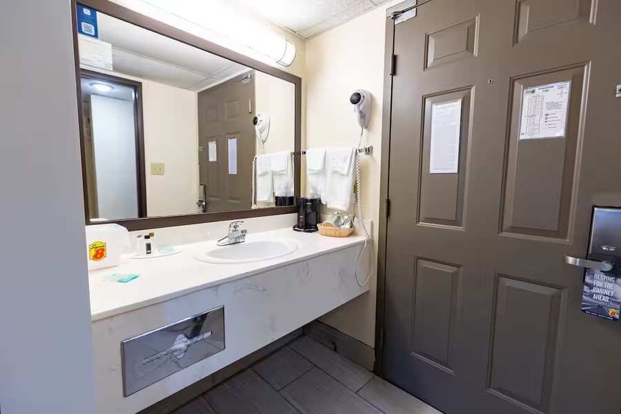 Howard Johnson By Wyndham Branson Theatre District — Bathroom