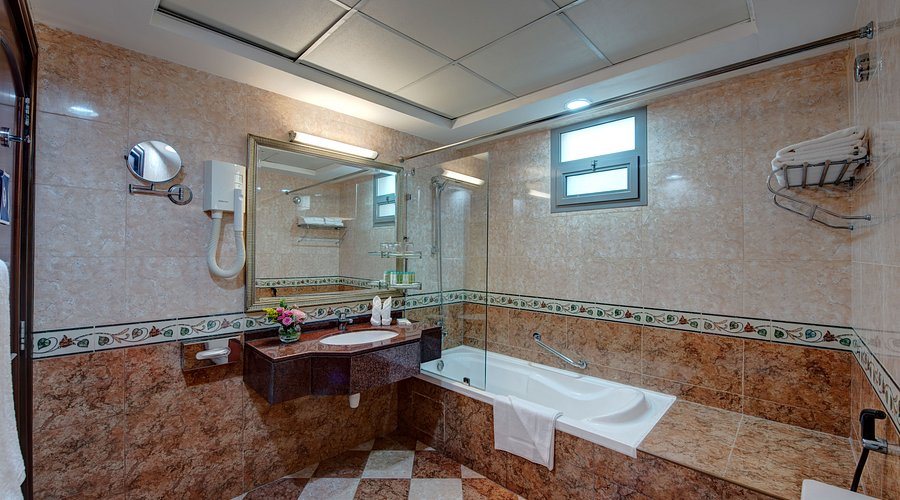 Howard Johnson by Wyndham Bur Dubai — Bathroom