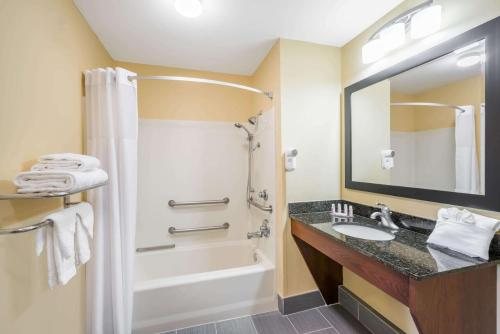 Howard Johnson by Wyndham Dalton — Bathroom