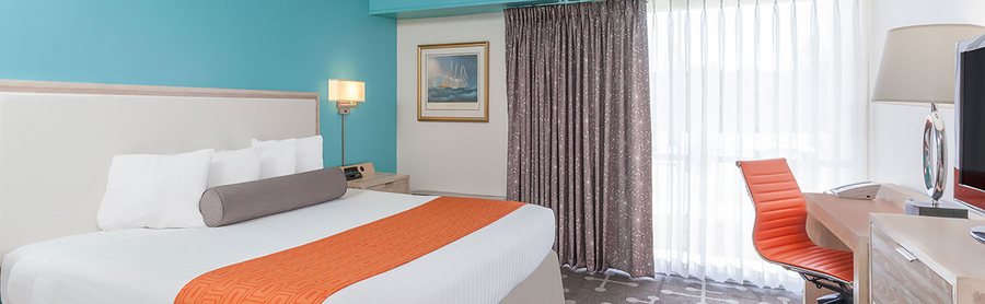 Howard Johnson by Wyndham Dalton — Guest room
