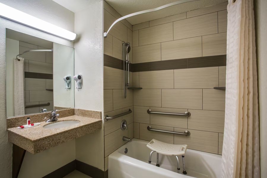 Howard Johnson by Wyndham Flagstaff University West — Bathroom