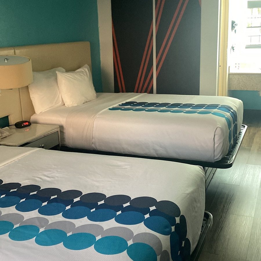 Howard Johnson by Wyndham Ft Myers FL — Guest room
