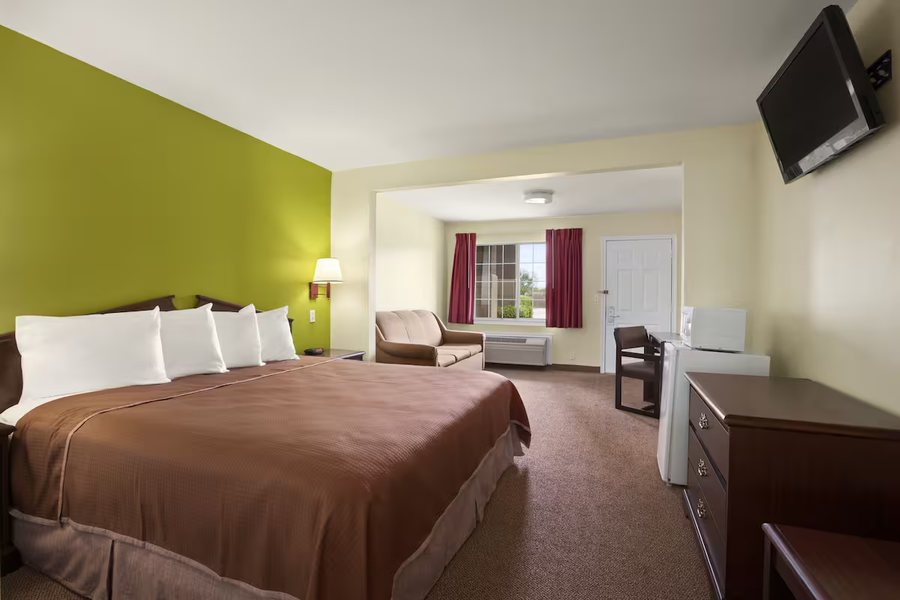 Howard Johnson by Wyndham Grand Prairie Near Lone Star Park — Guest room
