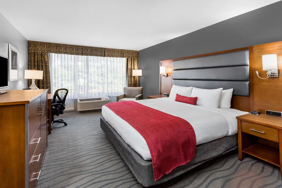 Howard Johnson by Wyndham Greensboro Near the Coliseum — Guest room