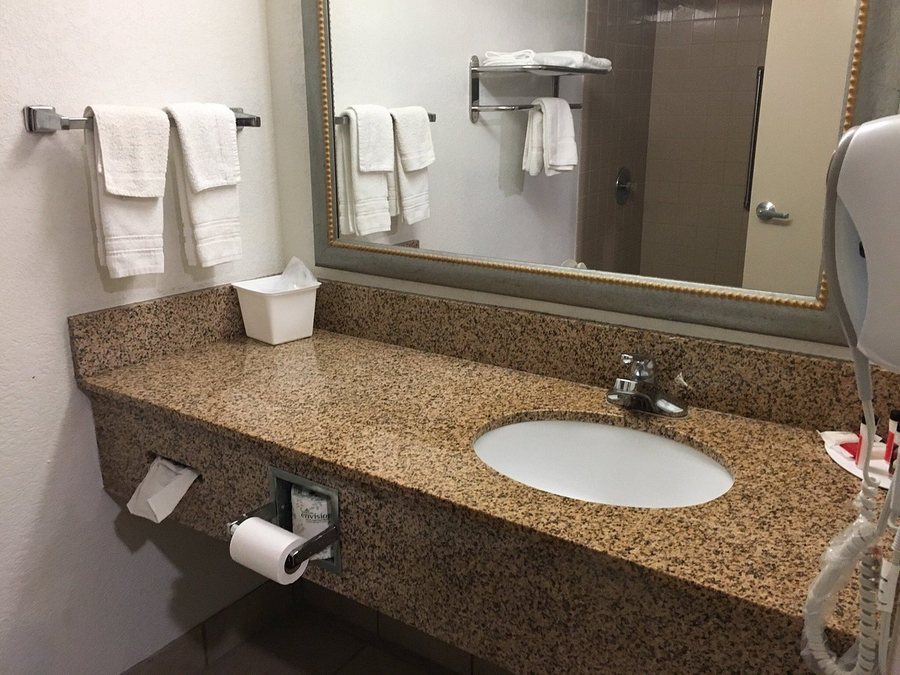 Howard Johnson by Wyndham Hattiesburg — Bathroom