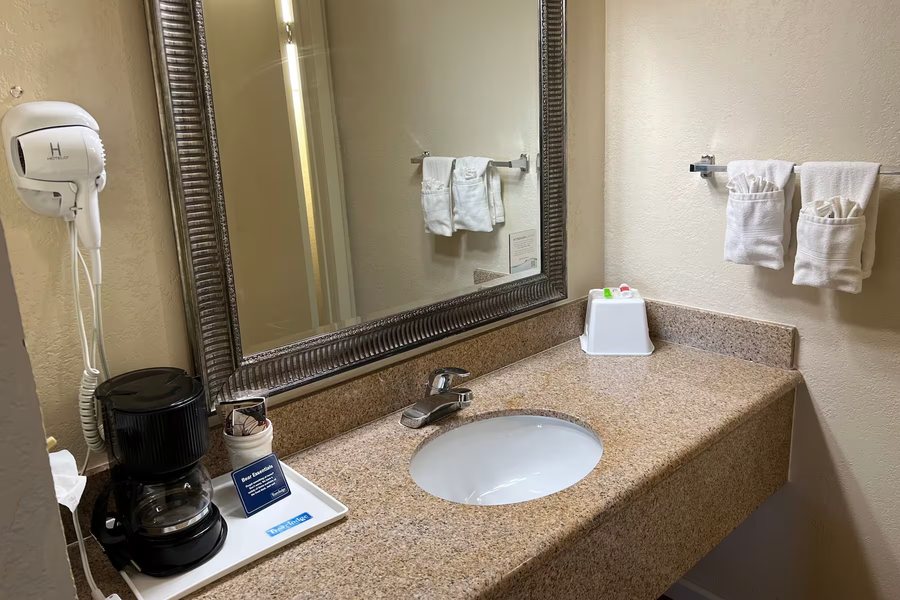 Howard Johnson by Wyndham Holbrook — Bathroom