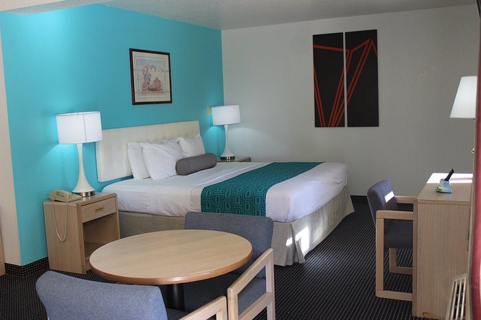 Howard Johnson by Wyndham Holbrook — Guest room