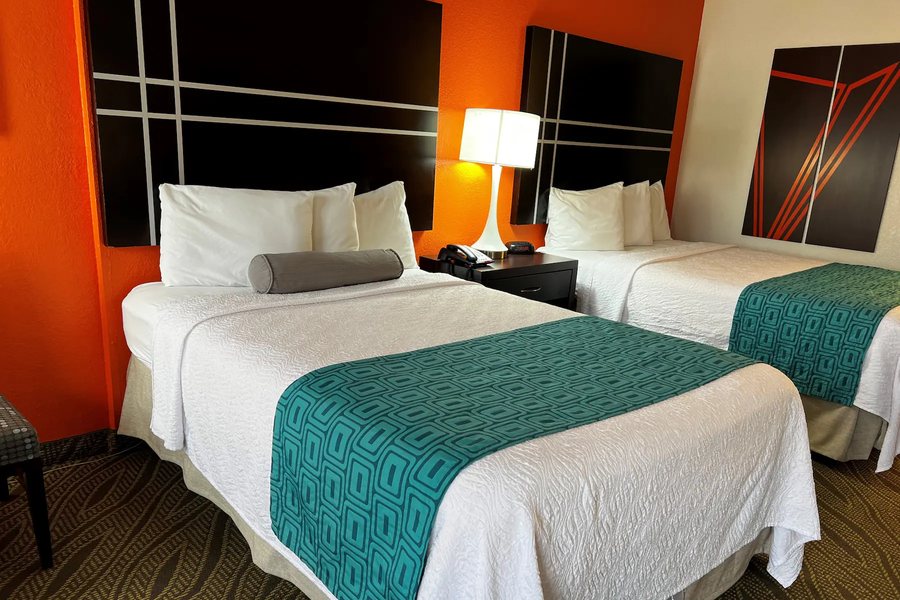 Howard Johnson By Wyndham Houston Heights downtown — Guest room
