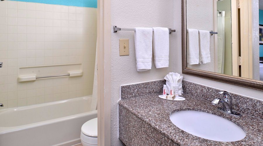 Howard Johnson by Wyndham Houston Hobby Airport — Bathroom