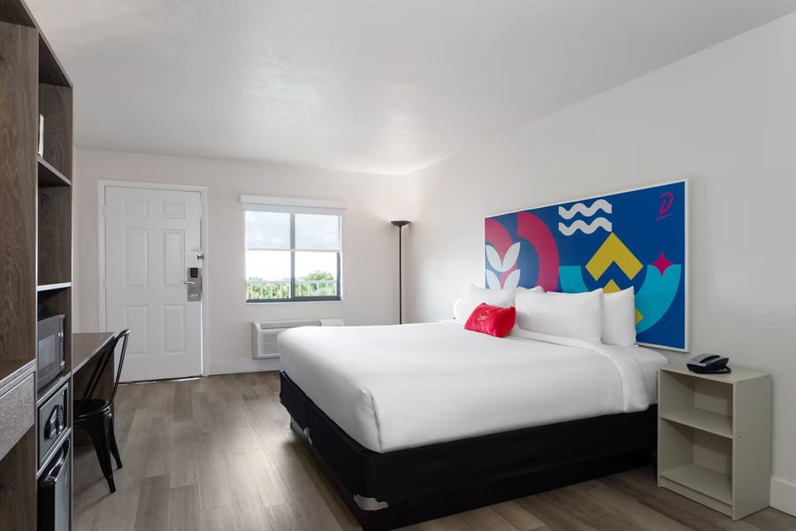Howard Johnson by Wyndham Lake Front Park Kissimmee — Guest room