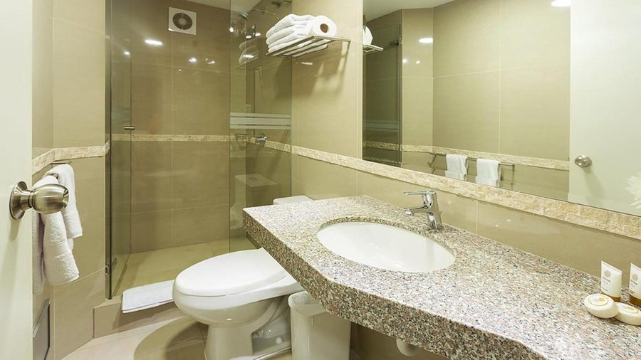 Howard Johnson by Wyndham Lima — Bathroom