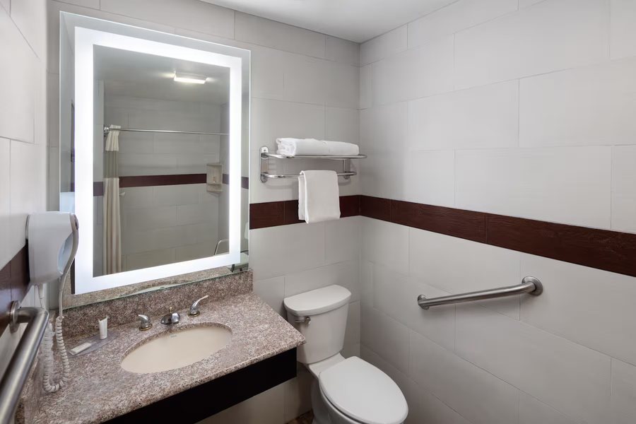 Howard Johnson by Wyndham North Bergen — Bathroom