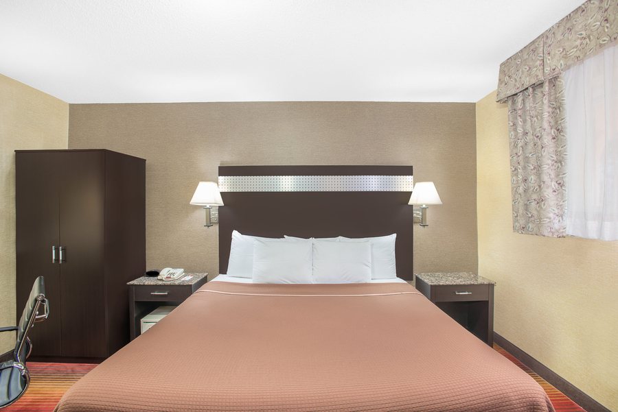 Howard Johnson by Wyndham North Bergen — Guest room
