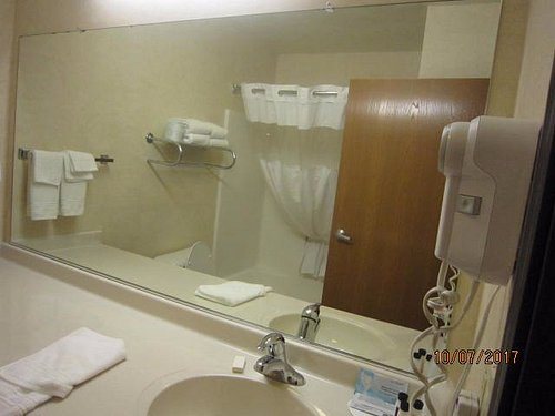 Howard Johnson by Wyndham Oacoma Hotel Suites — Bathroom