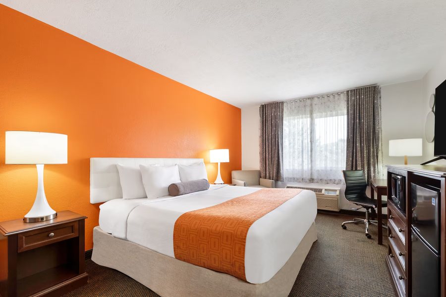 Howard Johnson by Wyndham Oacoma Hotel Suites — Guest room