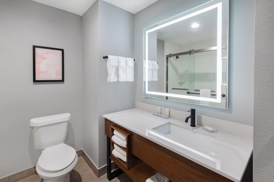 Howard Johnson by Wyndham Oklahoma City Airport Fairgrounds — Bathroom