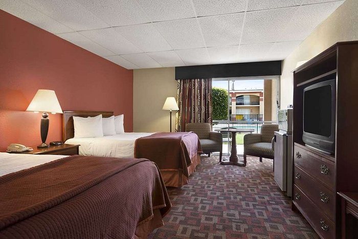 Howard Johnson by Wyndham Oklahoma City Airport Fairgrounds — Guest room