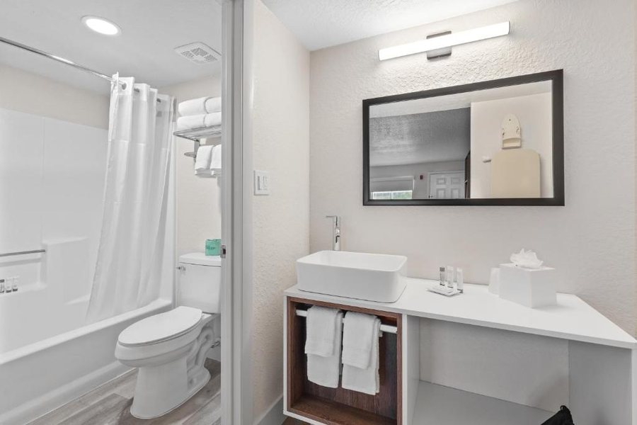 Howard Johnson By Wyndham Orlando Lake Buena Vista South — Bathroom