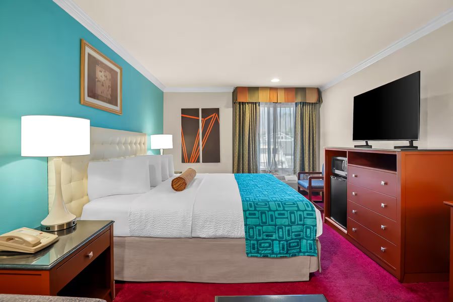 Howard Johnson by Wyndham Pasadena — Guest room