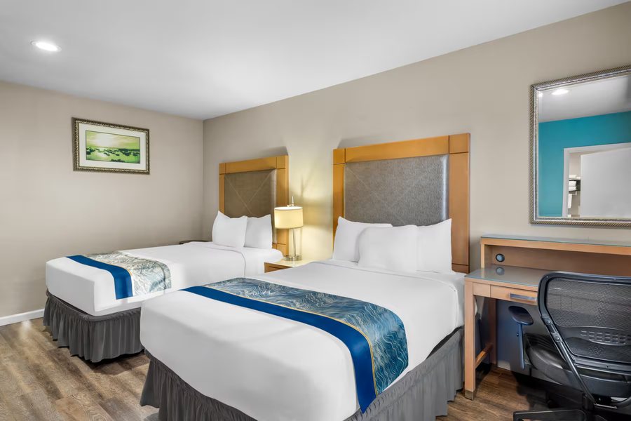 Howard Johnson by Wyndham Santa Cruz — Guest room