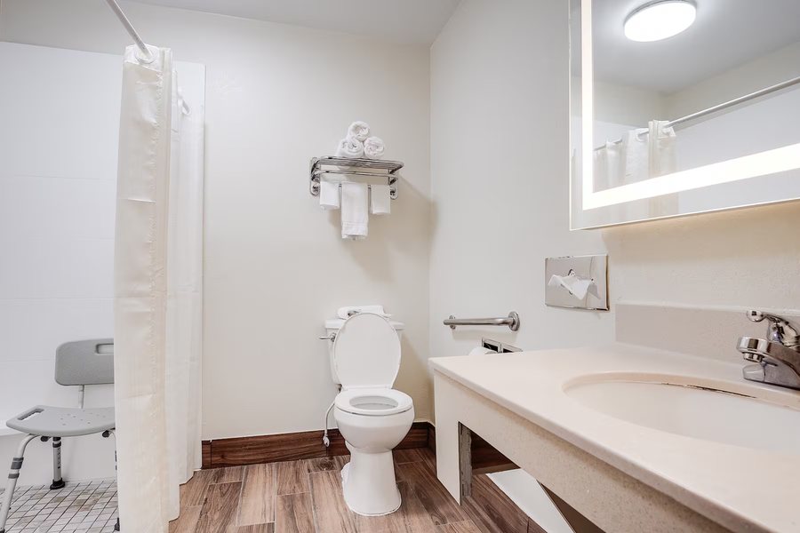 Howard Johnson by Wyndham Savannah GA — Bathroom