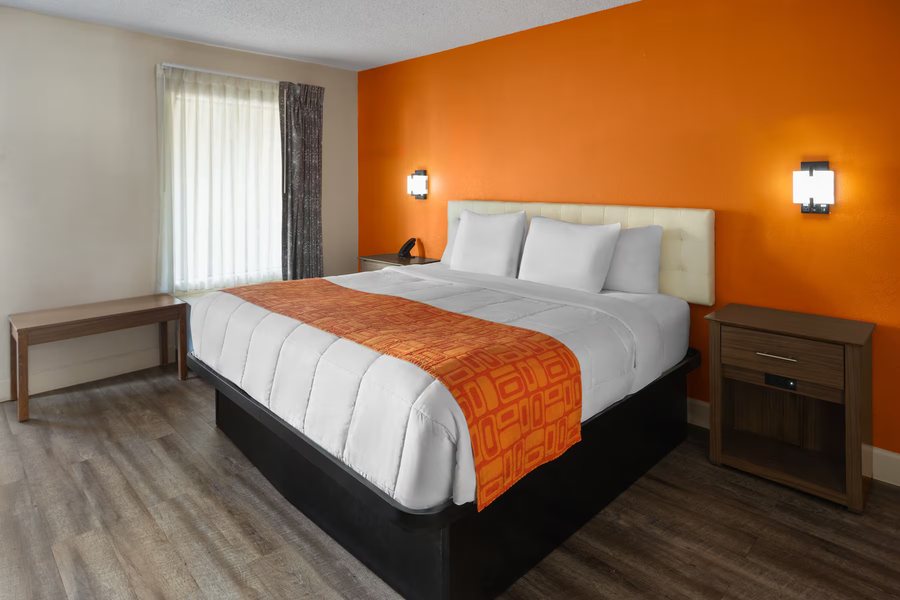 Howard Johnson by Wyndham Savannah GA — Guest room