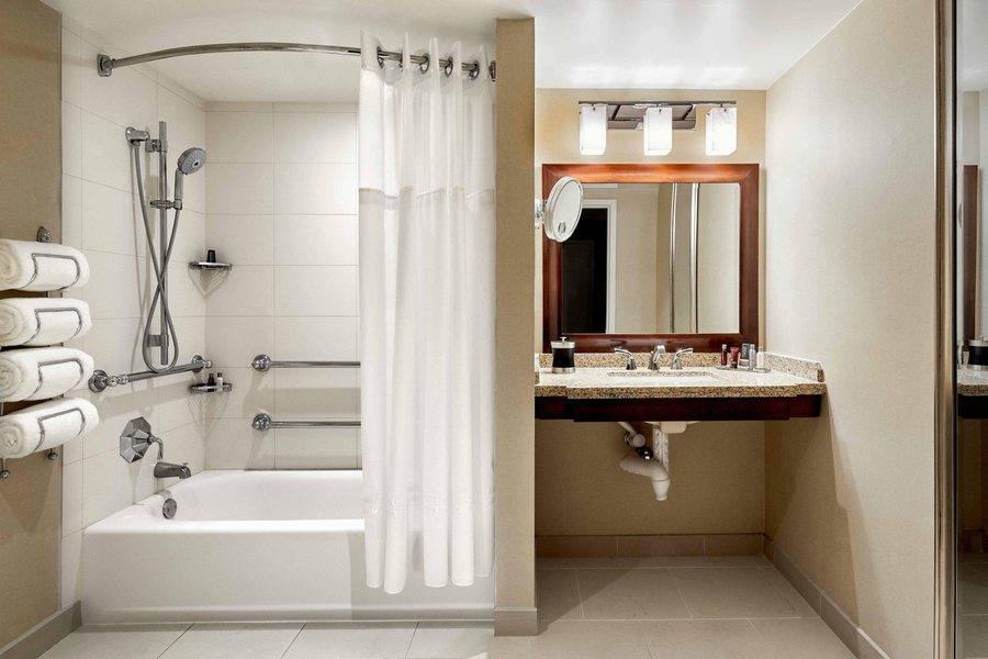 Howard Johnson by Wyndham Scottsdale Old Town — Bathroom
