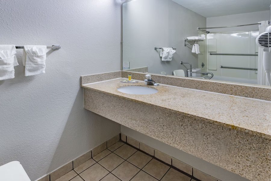 Howard Johnson by Wyndham Spartanburg Expo Center — Bathroom