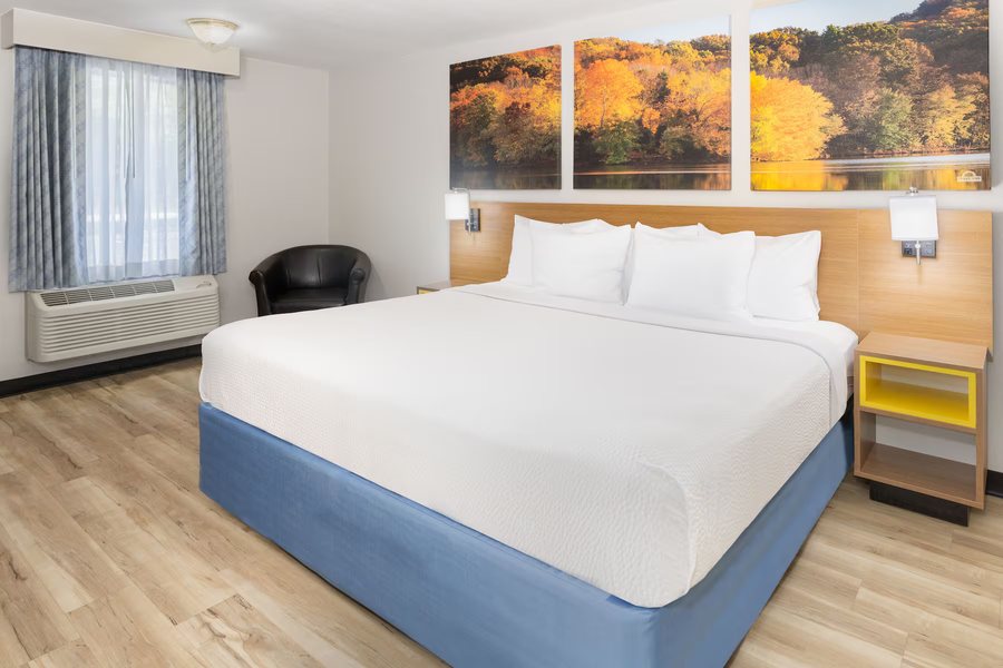 Howard Johnson by Wyndham Spartanburg Expo Center — Guest room