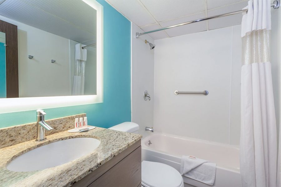 Howard Johnson by Wyndham Springfield — Bathroom