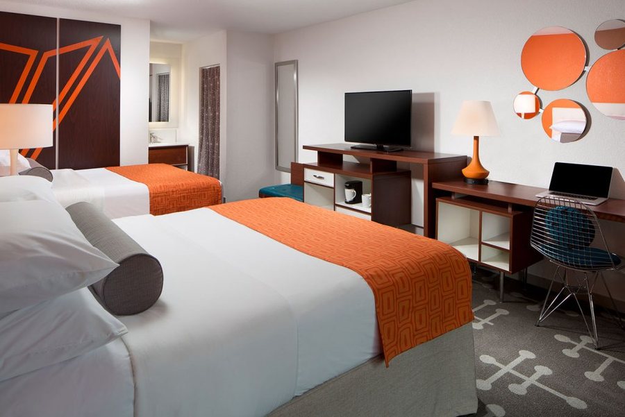Howard Johnson by Wyndham Springfield — Guest room