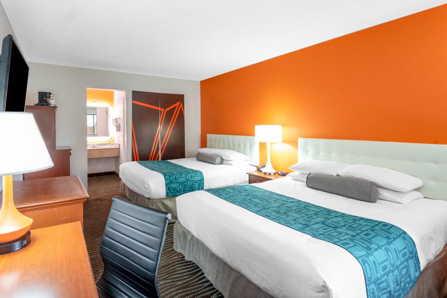 Howard Johnson by Wyndham St George Hotel Suites — Guest room